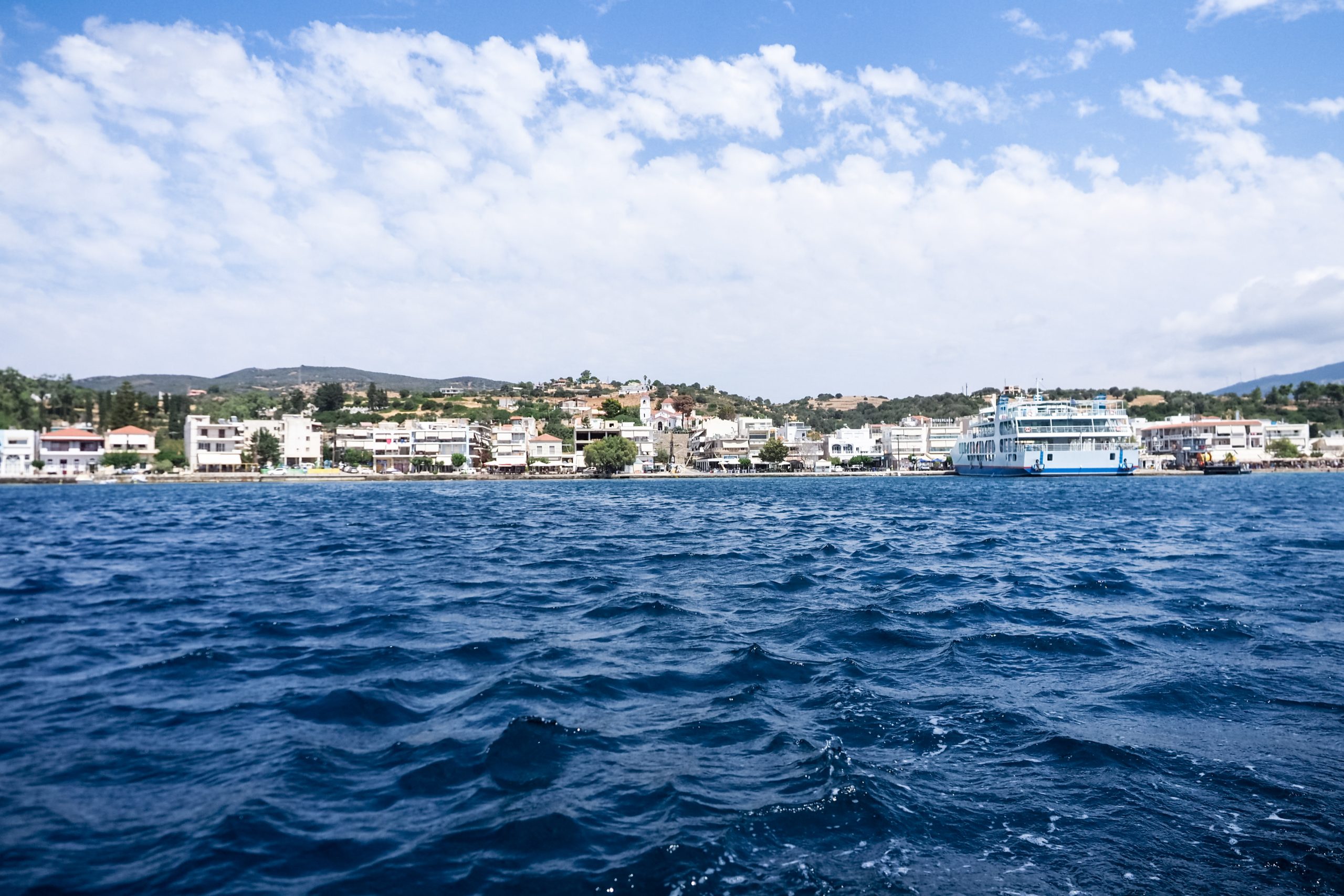 Αυτοκίνητο με τέσσερις επιβάτες έπεσε στο λιμάνι Νέων Στύρων