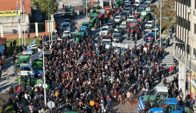 Με φέρετρα στα τρακτέρ η είσοδος των αγροτών στη Θεσσαλονίκη – Ισχυρές αστυνομικές δυνάμεις στο σημείο