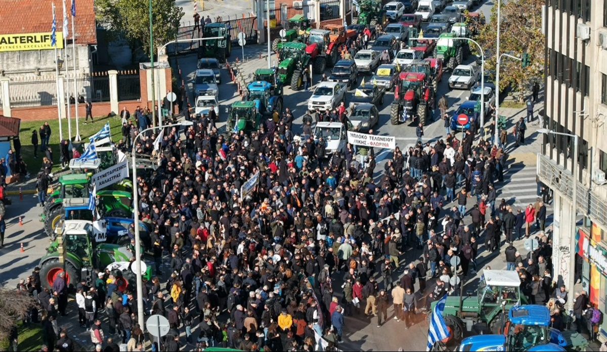 Με φέρετρα στα τρακτέρ η είσοδος των αγροτών στη Θεσσαλονίκη – Ισχυρές αστυνομικές δυνάμεις στο σημείο