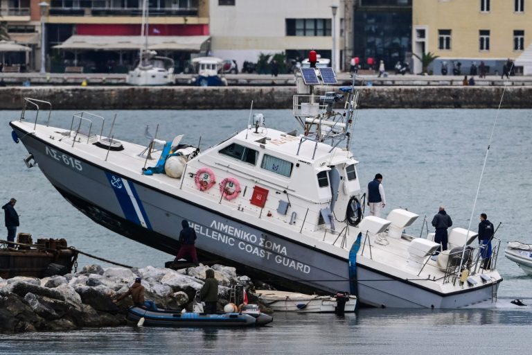 Αιτία προσάραξης σκάφους Λιμενικού στα βράχια οι κακές καιρικές συνθήκες – Ανέλκυση σκάφους