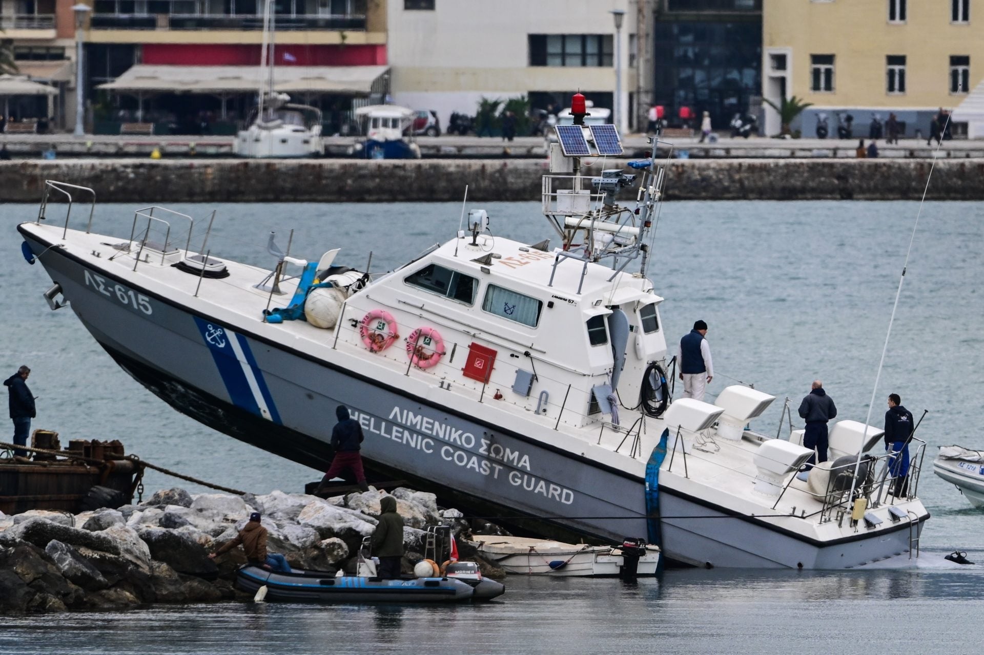 Αιτία προσάραξης σκάφους Λιμενικού στα βράχια οι κακές καιρικές συνθήκες – Ανέλκυση σκάφους
