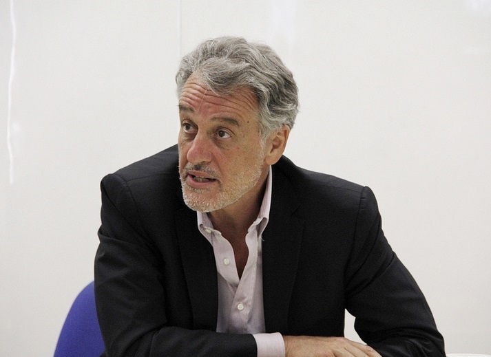 Η Ευρώπη μεταξύ σφύρας και άκμονος