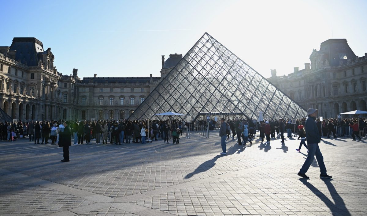 Γαλλία: Εκατοντάδες βιβλία υπέστησαν ζημιές λόγω διαρροής νερού στο Μουσείο του Λούβρου