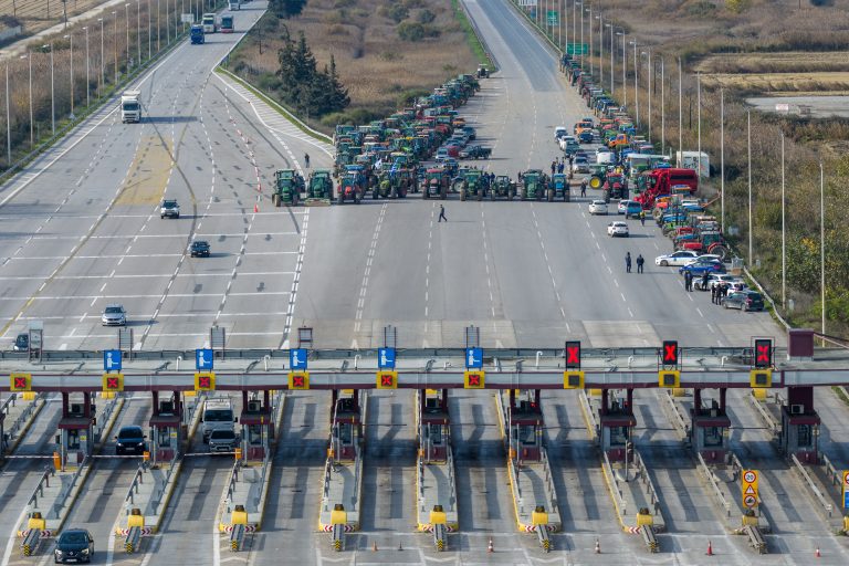 Θεσσαλονίκη: Στο μπλόκο των αγροτών στα Μάλγαρα επαγγελματίες λαϊκών αγορών και ιδιοκτήτες ταξί