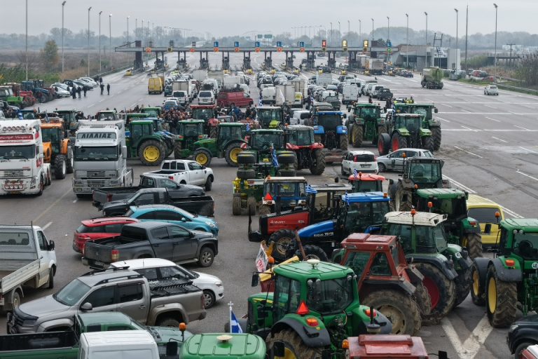 Συμβολικός αποκλεισμός του ρεύματος προς Θεσσαλονίκη στα διόδια των Μαλγάρων από τους αγρότες