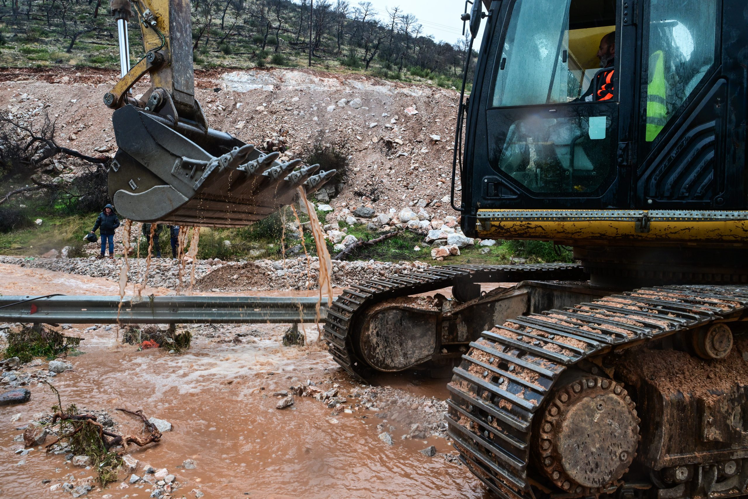 Mάνδρα: Έκτακτη διακοπή υδροδότησης – Έσπασε  αγωγός ύδρευσης από την κακοκαιρία Byron