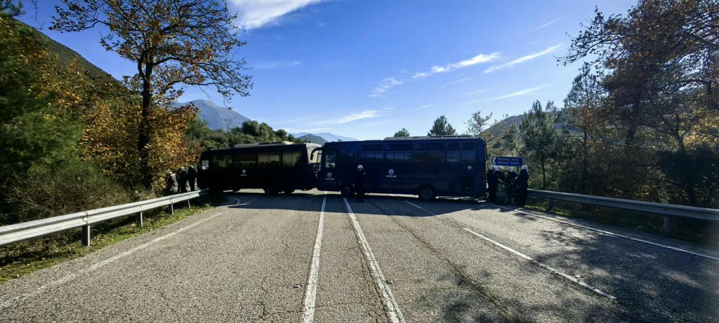 Ένταση στην Πάτρα – Μπλόκο της ΕΛΑΣ στους αγρότες πριν τη γέφυρα Ρίου-Αντιρρίου