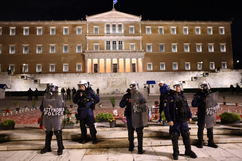 Επέτειος Γρηγορόπουλου: Ένταση και επεισόδια στην πορεία για τα 17 χρόνια από τη δολοφονία του – Πλήθος κόσμου στο κέντρο της Αθήνας