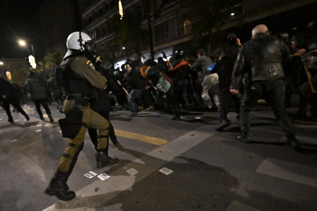 Επέτειος Γρηγορόπουλου: Ένταση και επεισόδια στην πορεία για τα 17 χρόνια από τη δολοφονία του – Πλήθος κόσμου στο κέντρο της Αθήνας