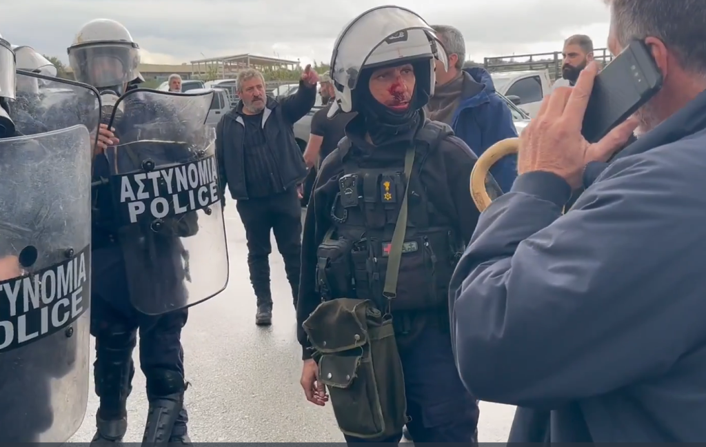 Οι αγρότες πολιορκούν τα αεροδρόμια Ηρακλείου και Χανίων – Σοβαρά επεισόδια με συγκρούσεις, πετροπόλεμο και χημικά