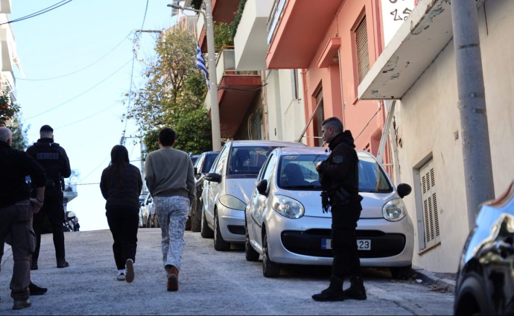 Γκύζη: Άνδρας μαχαίρωσε τη σύζυγό του στον λαιμό και έπεσε από την ταράτσα – Βρέθηκε ιδιόχειρο σημείωμα