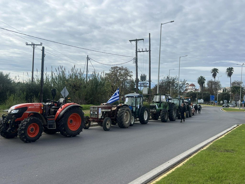 Αυξάνουν τα μπλόκα οι αγρότες: Συμβολικοί αποκλεισμοί παραδρόμων μετά τις εθνικές οδούς και παραστάσεις διαμαρτυρίας
