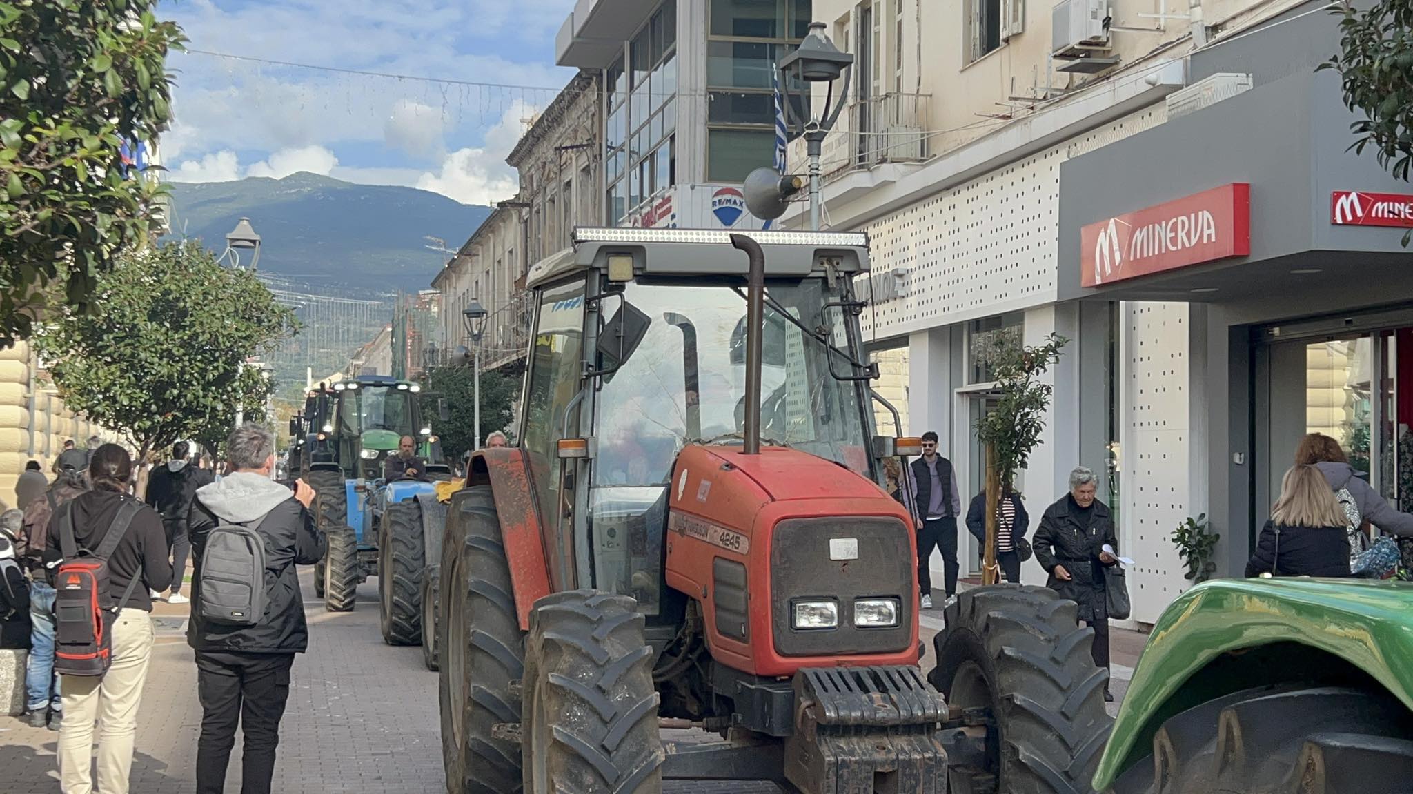 Καλαμάτα: Δυναμική συγκέντρωση αγροτών με πορεία τρακτέρ προς την πόλη