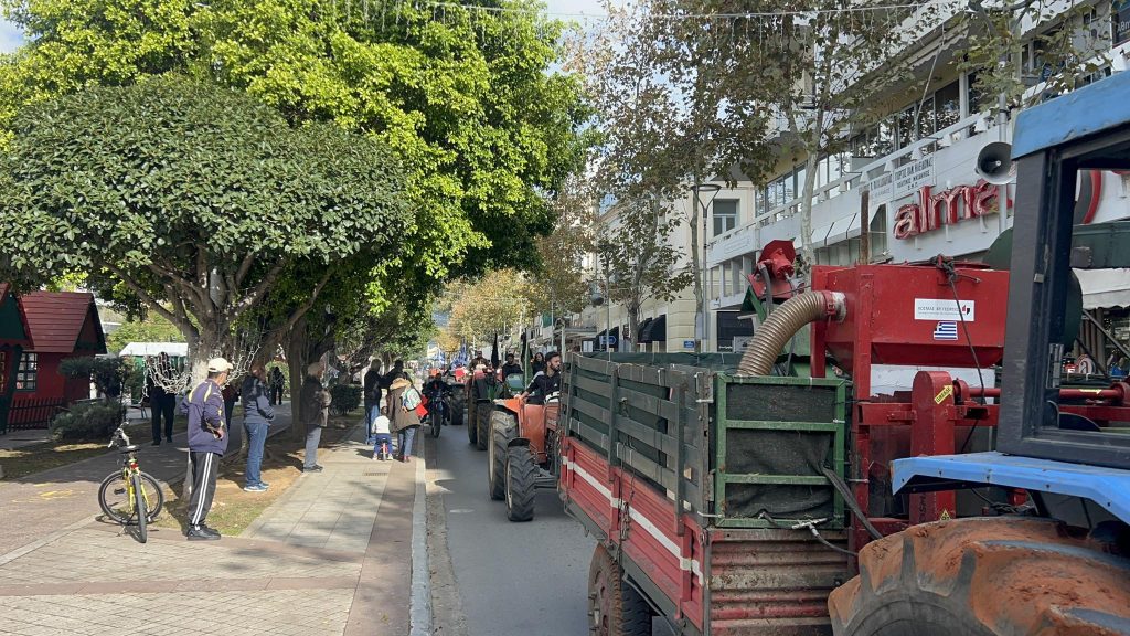 Αυξάνουν τα μπλόκα οι αγρότες: Συμβολικοί αποκλεισμοί παραδρόμων μετά τις εθνικές οδούς και παραστάσεις διαμαρτυρίας