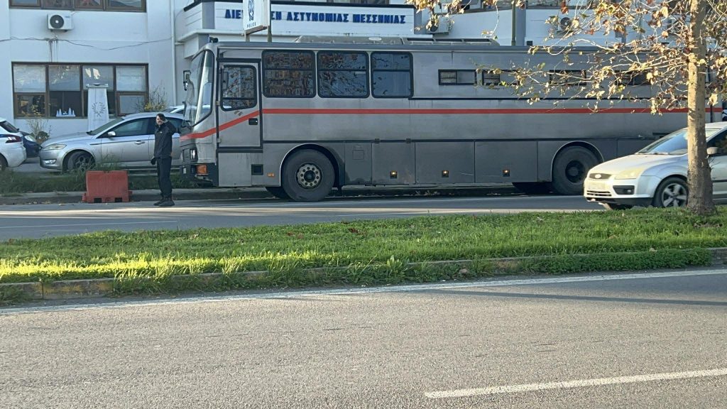 Καλαμάτα: Παραδόθηκε 30χρονος για το διπλό φονικό στη Φοινικούντα– Αντιμέτωπος με κατηγορίες για συνέργεια σε ανθρωποκτονία από πρόθεση