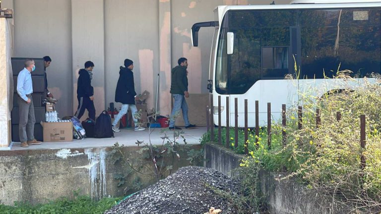 Χανιά: Νέα επιχείρηση αποσυμφόρησης της Αγιάς – Αναχωρούν 300 άτομα προς το ανατολικό Αιγαίο