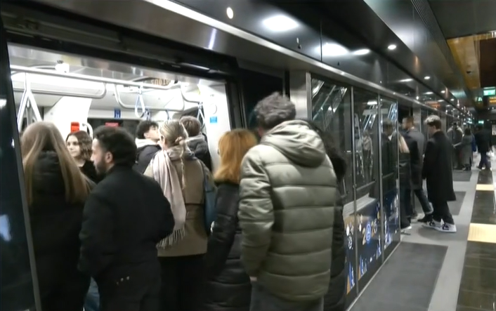 «Πλημμύρισε» από κόσμο το Μετρό Θεσσαλονίκης κατά τη χθεσινή 24ωρη λειτουργία