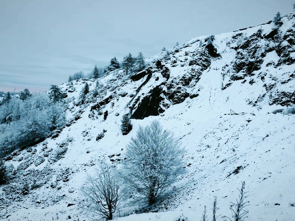 Ανήλιο Μετσόβου: Το χιόνι ασπρίζει τις πλαγιές, το σαλέ υποδέχεται τους επισκέπτες