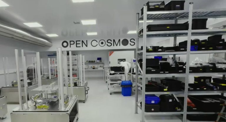 Ελληνικοί μικροδορυφόροι: Το ΕΡΤnews στον χώρο κατασκευής τους – Θα καλύπτουν ένα ευρύ φάσμα αναγκών σε στρατηγικούς τομείς