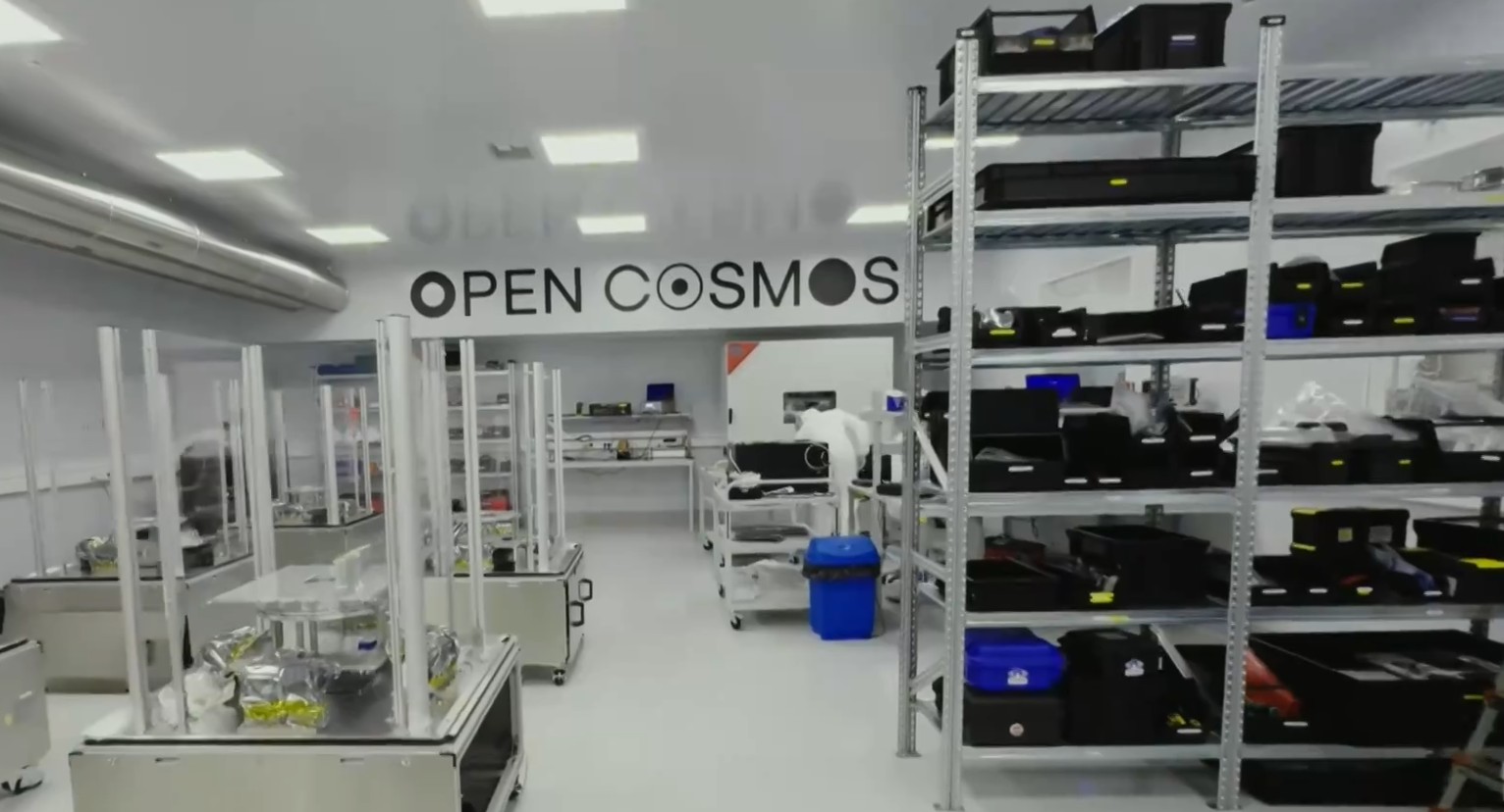 Ελληνικοί μικροδορυφόροι: Το ΕΡΤnews στον χώρο κατασκευής τους – Θα καλύπτουν ένα ευρύ φάσμα αναγκών σε στρατηγικούς τομείς