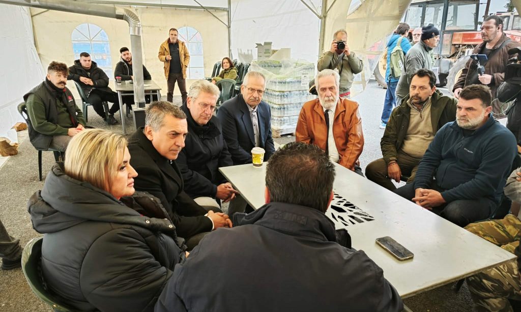Δ. Κουρέτας: Οι αγρότες διεκδικούν μέλλον και σχέδιο ανάπτυξης – Στο μπλόκο των Μικροθηβών ο Περιφερειάρχης Θεσσαλίας