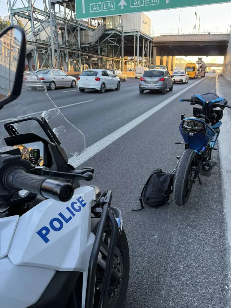 Χωρίς άδεια ο οδηγός της μοτοσυκλέτας που παρέσυρε και τραυμάτισε τον τροχονόμο στην Αττική Οδό
