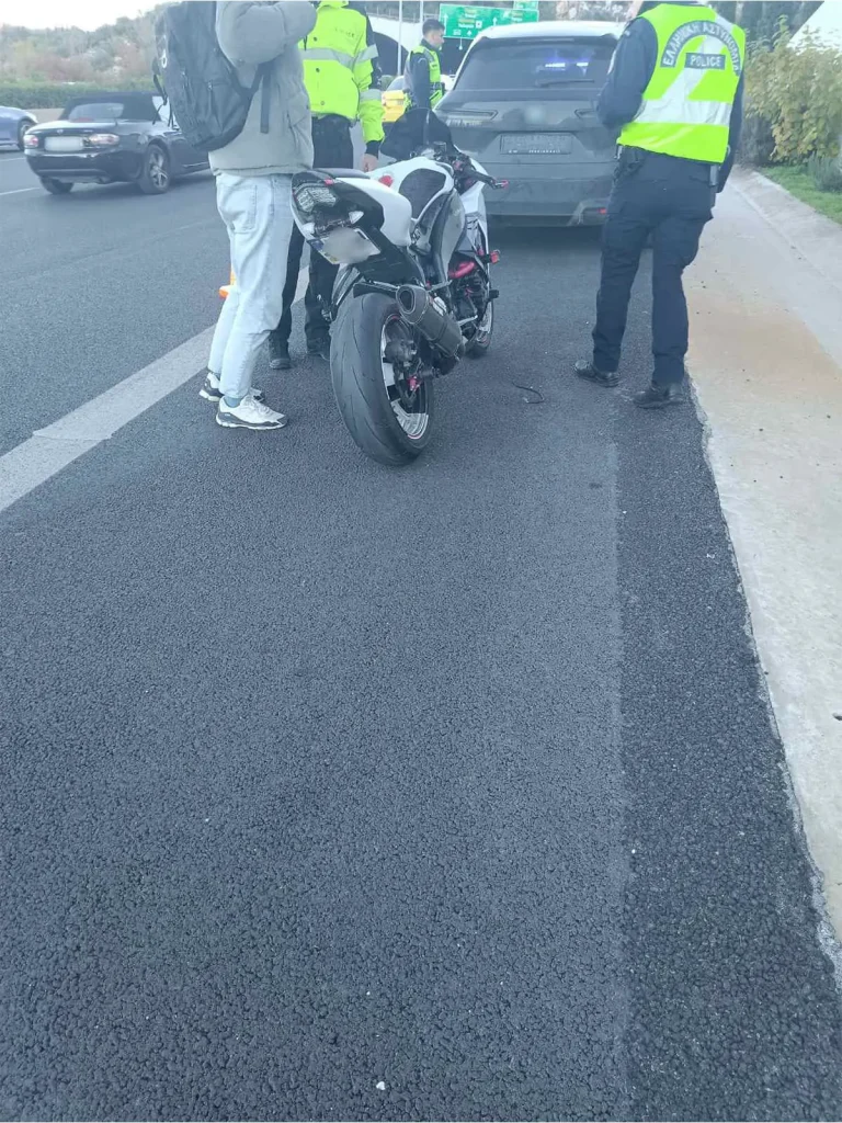 Χωρίς άδεια ο οδηγός της μοτοσυκλέτας που παρέσυρε και τραυμάτισε τον τροχονόμο στην Αττική Οδό