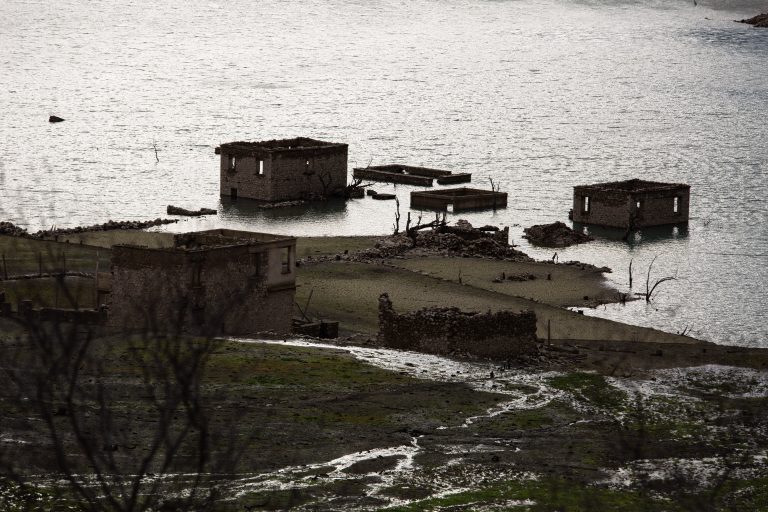 Στα πρόθυμα οξείας κρίσης λειψυδρίας η Αττική: «Στεγνώνουν» Μόρνος και Υλίκη παρά τις βροχές – Τι δείχνουν νέες εικόνες από drone