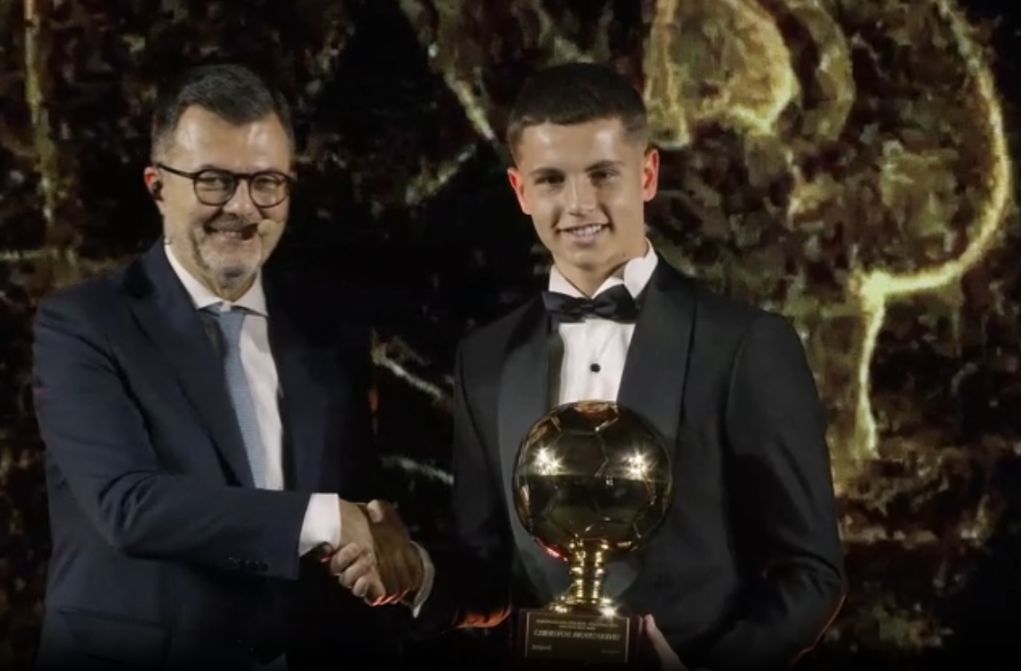 Παρέλαβε το βραβείο του «Golden Boy Web» ο Μουζακίτης: «Το αφιερώνω στην οικογένειά μου, στους φίλους μου, στους συμπαίκτες μου»