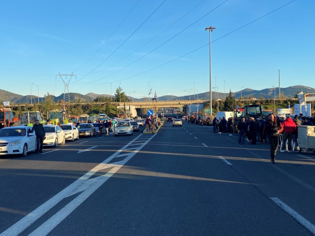 Στο μπλόκο της Τρίπολης με αυτοκινητιστική πορεία οι επαγγελματίες οδηγοί του ταξί