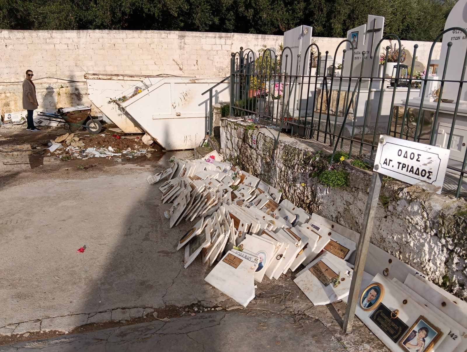 Καλαμάτα: «Σάλος» από τις πεταμένες πλάκες με ονόματα και φωτογραφίες θανόντων σε κοντέινερ απορριμμάτων