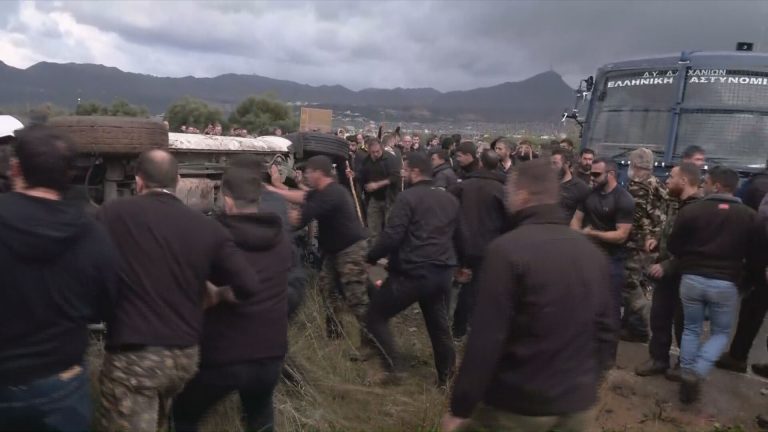 Επεισόδια μεταξύ αγροτών και αστυνομίας σε Ηράκλειο, Χανιά και Καρδίτσα: Συγκρούσεις, πετροπόλεμος και χημικά – Πού υπάρχουν μπλόκα