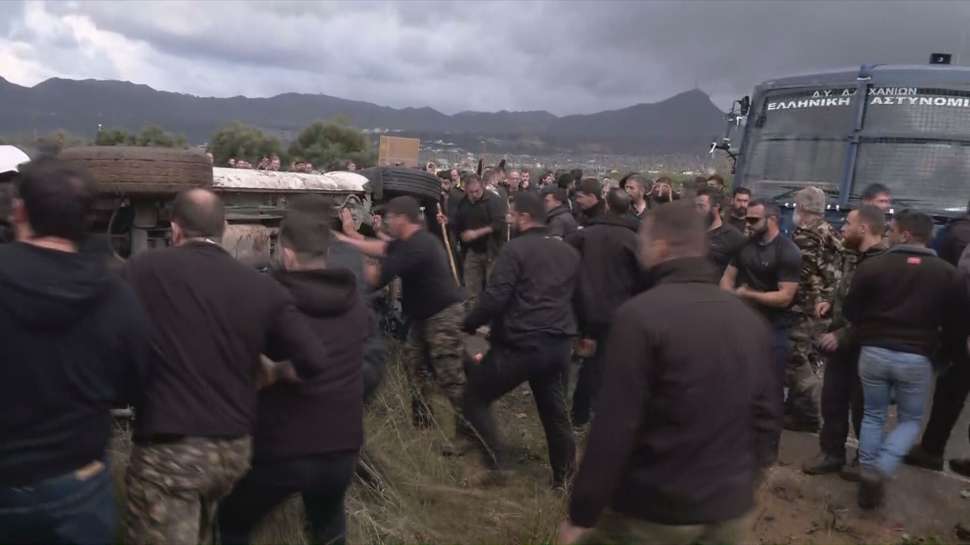 Επεισόδια μεταξύ αγροτών και αστυνομίας σε Ηράκλειο, Χανιά και Καρδίτσα: Συγκρούσεις, πετροπόλεμος και χημικά – Πού υπάρχουν μπλόκα