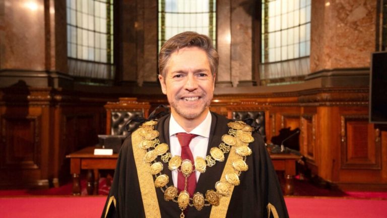 Ο δήμαρχος Μελβούρνης, Nick Reece, προσκαλεί το Χάρη Δούκα στο Φεστιβάλ «Αντίποδες»