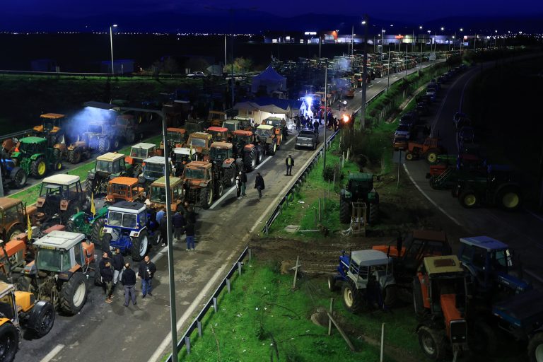 Δεν υποχωρούν οι αγρότες: Κλιμακώνουν τις κινητοποιήσεις τους – Πληθαίνουν τα μπλόκα σε όλη την Ελλάδα