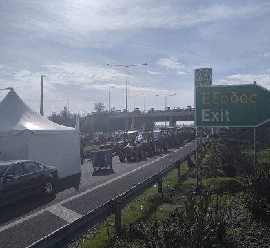 Στο νοσοκομείο του Βόλου μεταφέρθηκε γυναίκα οδηγός μετά από τροχαίο στην Αγριά