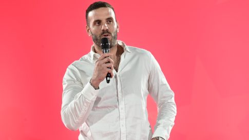 Ο Πινόκιο ανεβαίνει στη σκηνή και προσκαλεί τα παιδιά σε μια γιορτινή θεατρική εμπειρία