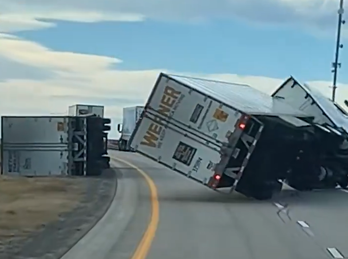 ΗΠΑ: Θηριώδεις ριπές ανέμων έως 232 χλμ/ώρα ανατρέπουν νταλίκες σε αυτοκινητόδρομους του Γουαϊόμινγκ