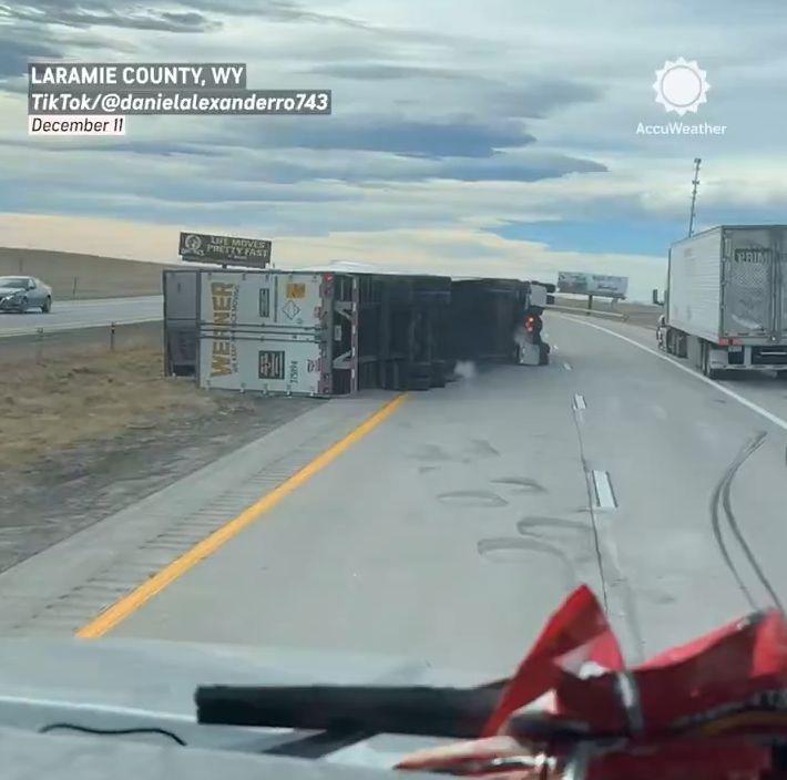 ΗΠΑ: Θηριώδεις ριπές ανέμων έως 232 χλμ/ώρα ανατρέπουν νταλίκες σε αυτοκινητόδρομους του Γουαϊόμινγκ