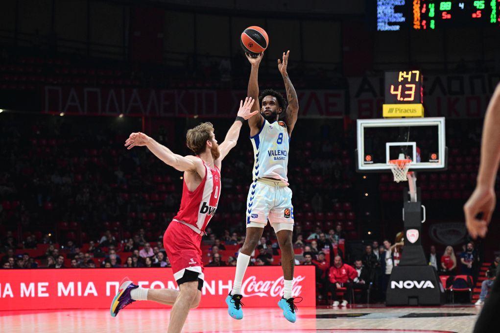 Euroleague: Μετά το ΟΑΚΑ η Βαλένθια «άλωσε» και το ΣΕΦ, 99-92 τον Ολυμπιακό που πλήρωσε ακριβά το «μπλακ άουτ» στην 4η περίοδο