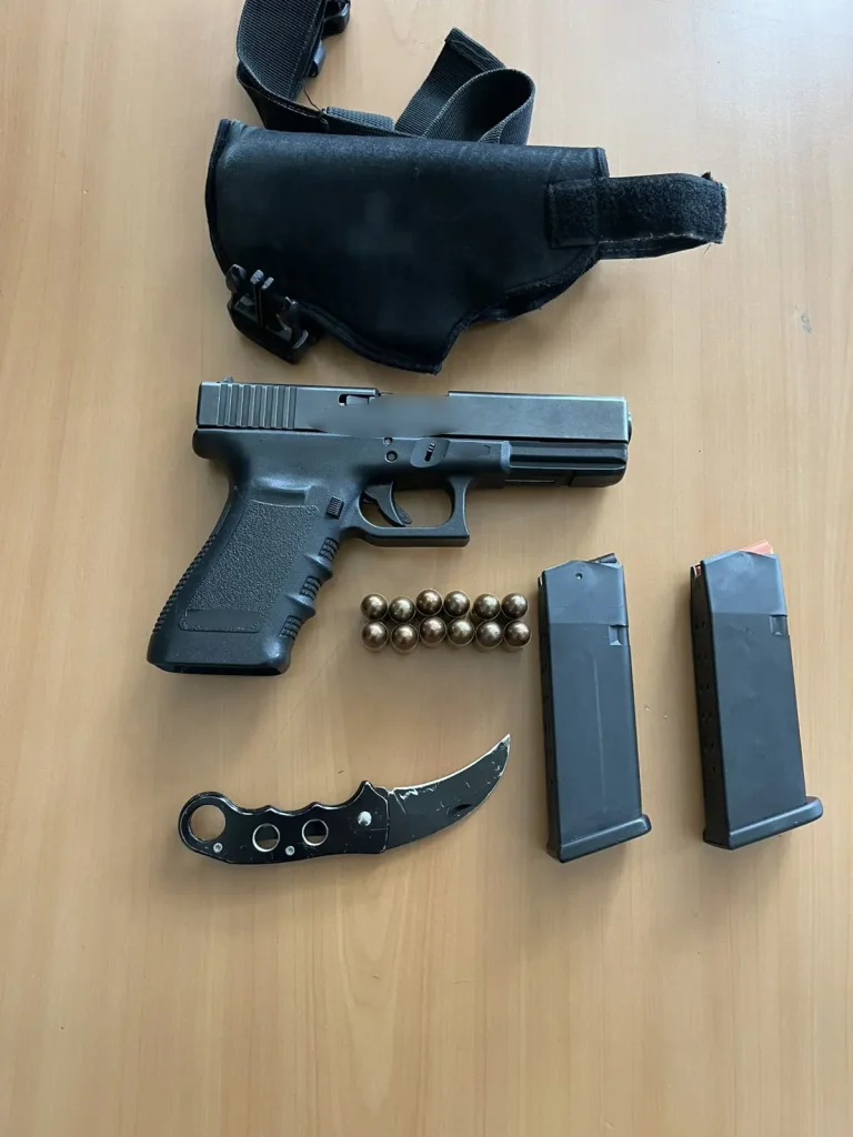 Χειροπέδες σε 44χρονο που είχε πάνω του όπλο και απολεσθείσα κάρτα αστυνομικού