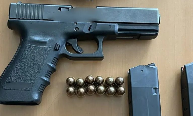 Χειροπέδες σε 44χρονο που είχε πάνω του όπλο και απολεσθείσα κάρτα αστυνομικού