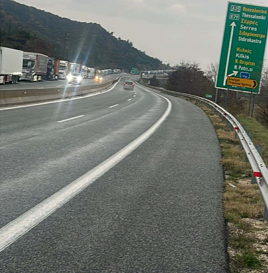 Αγρότες Σερρών: Ουρές χιλιομέτρων από νταλίκες μετά το κλείσιμο του Προμαχώνα – Έκλεισαν την Εγνατία στο ύψος των Κερδυλλίων