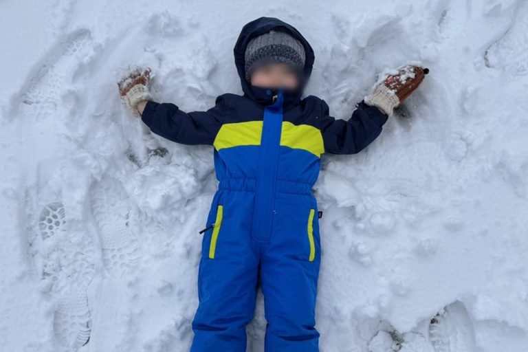 Χριστούγεννα στο βουνό: Το αδιαχώρητο στις χιονοδρομικές πίστες – Πέτρινα σπίτια και καλντερίμια μαγεύουν τους επισκέπτες