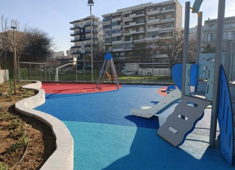 Θεσσαλονίκη: Άφησαν τα ανήλικα παιδιά τους να κοιμούνται σε αυλή νεόκτιστου σπιτιού