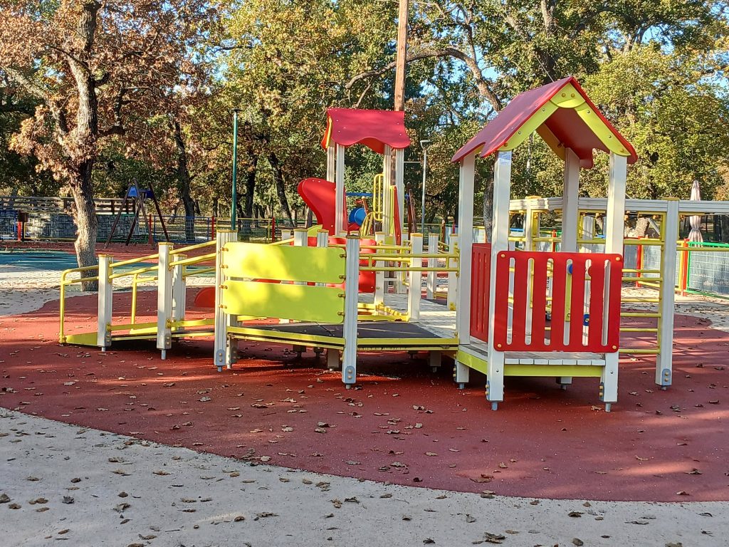 Παράδοση νέας παιδικής χαράς στο δάσος Κουρί