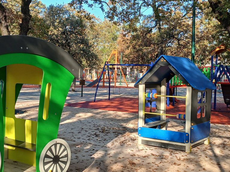 Παράδοση νέας παιδικής χαράς στο δάσος Κουρί