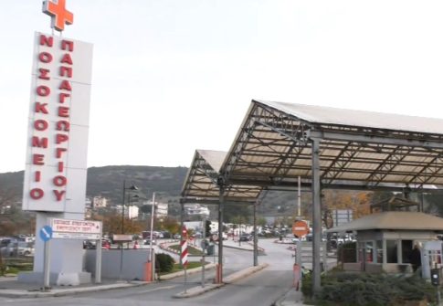 Πτολεμαΐδα: Τενίστες ντυμένοι Άγιοι Βασίληδες διασκεδάζουν στο κέντρο της πόλης