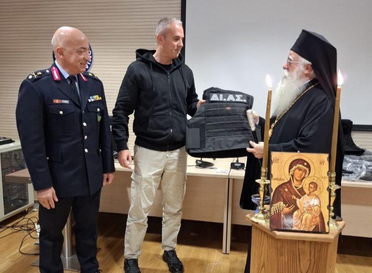Προσφορά αλεξίσφαιρων γιλέκων στην Αστυνομία Μαγνησίας από τον Μητροπολίτη Δημητριάδος