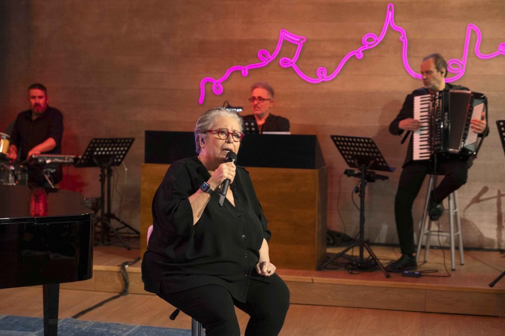 ΕΡΤ1: #Παρέα με τον Γιώργο Κουβαρά – «Οι ξεχωριστοί φίλοι του Δημήτρη Γιαρμενίτη» Α΄ Μέρος